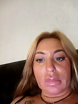 MiaMooly online show from October 2025 04:07:02 PM