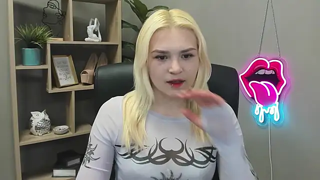 Snapshot of SweetLilyxo chatting on April 2026 06:31:02 AM SweetLilyxo online show from April 2026 06:31:02 AM
