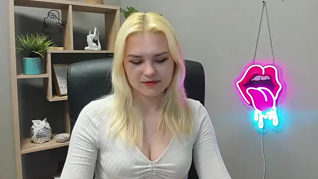 Snapshot of SweetLilyxo chatting on May 2026 06:30:01 AM SweetLilyxo online show from May 2026 06:30:01 AM