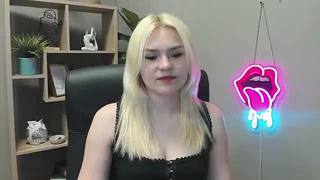 Snapshot of SweetLilyxo chatting on May 2026 06:41:01 AM SweetLilyxo online show from May 2026 06:41:01 AM