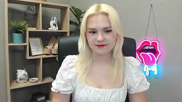 Snapshot of SweetLilyxo chatting on May 2026 06:33:01 AM SweetLilyxo online show from May 2026 06:33:01 AM