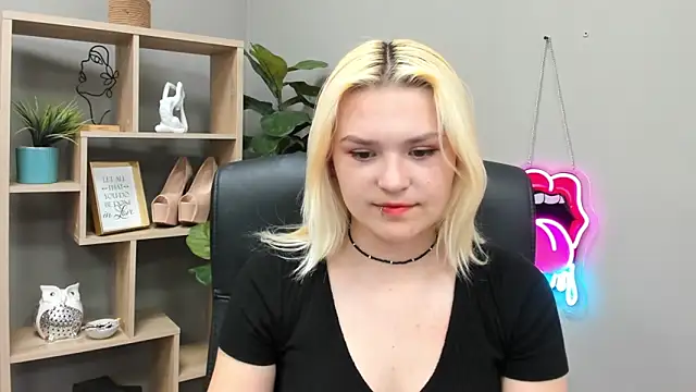 Snapshot of SweetLilyxo chatting on June 2026 01:35:01 PM SweetLilyxo online show from June 2026 01:35:01 PM