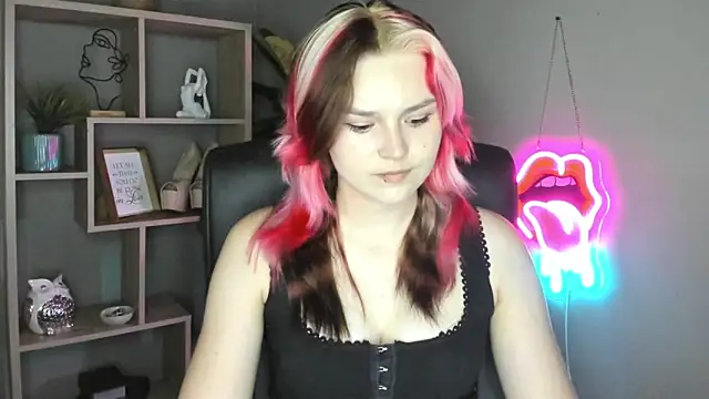 Snapshot of SweetLilyxo chatting on June 2026 01:37:01 PM SweetLilyxo online show from June 2026 01:37:01 PM