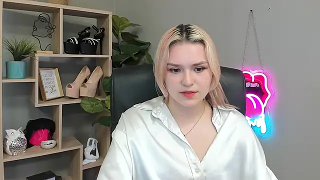 Snapshot of SweetLilyxo chatting on July 2026 01:47:02 PM SweetLilyxo online show from July 2026 01:47:02 PM