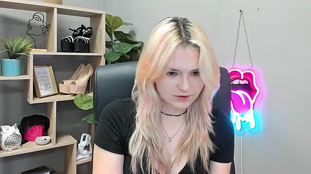 Snapshot of SweetLilyxo chatting on July 2026 06:33:02 AM SweetLilyxo online show from July 2026 06:33:02 AM