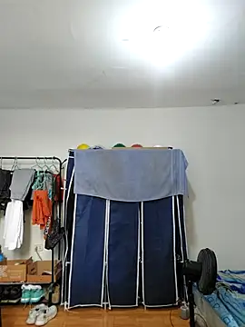 Snapshot of thom_1 chatting on May 2026 05:31:02 PM thom 1 online show from May 2026 05:31:02 PM