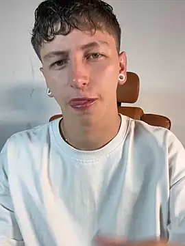 ARON LUXX online show from March 2026 03:12:02 PM