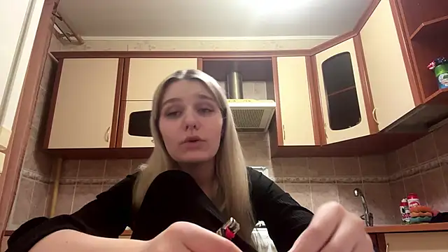 MiaBerlateen online show from February 2026 07:00:02 PM