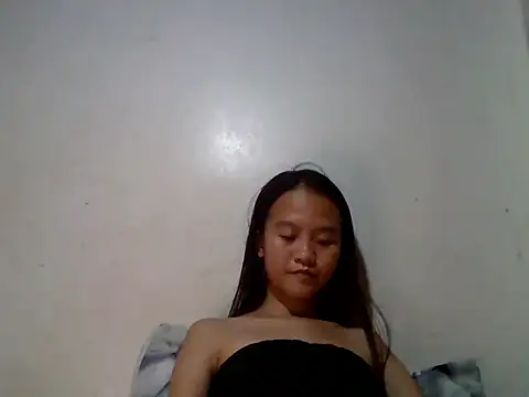 Yourlilpinayy online show from April 2026 11:58:01 AM