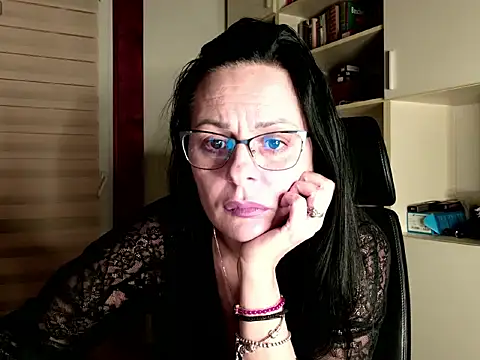 Snapshot of MiriamDelyn chatting on February 2026 10:04:01 PM MiriamDelyn online show from February 2026 10:04:01 PM