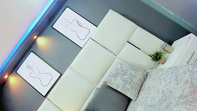 Daniiela Foxx online show from February 2026 09:00:01 PM