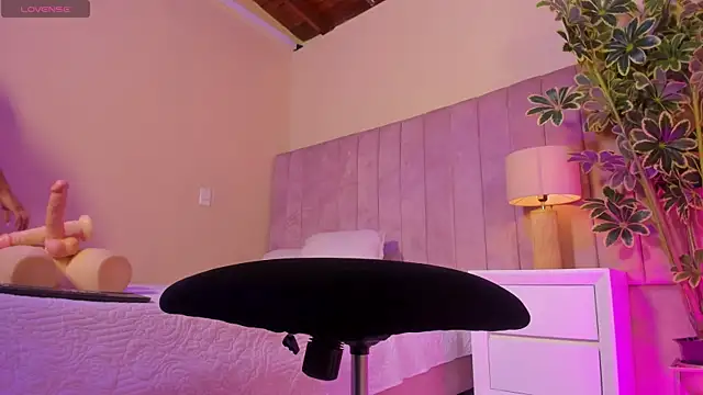 Ashley Beaomunt online show from April 2026 11:17:01 AM