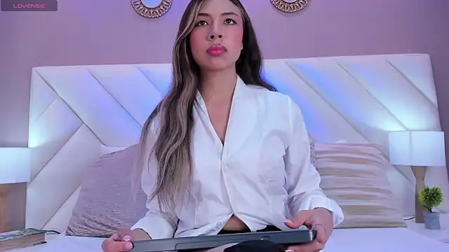 Snapshot of ValeryGomezz chatting on April 2026 03:14:02 PM ValeryGomezz online show from April 2026 03:14:02 PM
