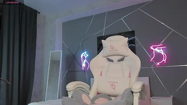 naomi reiss online show from April 2026 12:27:02 AM