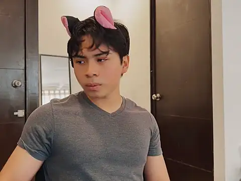 Snapshot of BentoBoxxx chatting on March 2026 05:52:01 PM BentoBoxxx online show from March 2026 05:52:01 PM