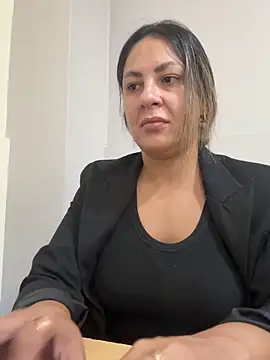 Snapshot of leona-david chatting on April 2026 12:44:02 PM leona-david online show from April 2026 12:44:02 PM