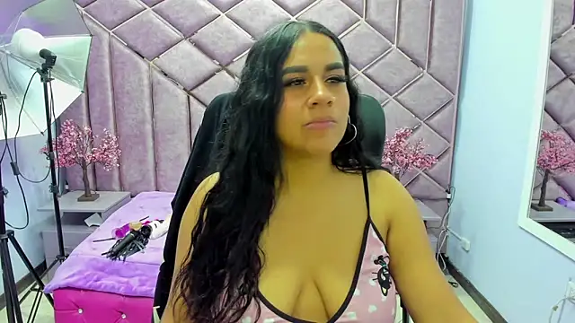 Snapshot of Scarlett_Moom chatting on June 2026 02:25:01 AM Scarlett Moom online show from June 2026 02:25:01 AM