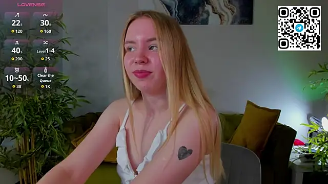 Snapshot of Linda__Bloom chatting on June 2026 02:24:02 AM Linda Bloom online show from June 2026 02:24:02 AM