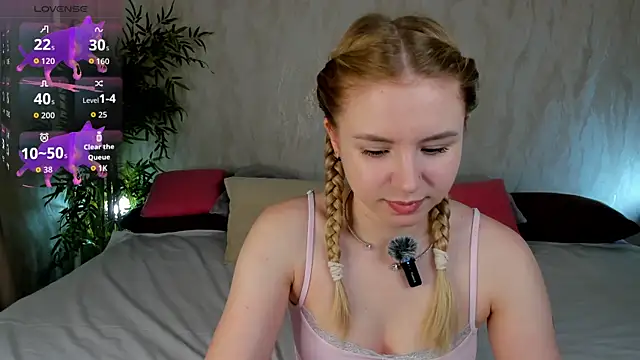 Snapshot of Linda__Bloom chatting on July 2026 12:43:01 AM Linda Bloom online show from July 2026 12:43:01 AM