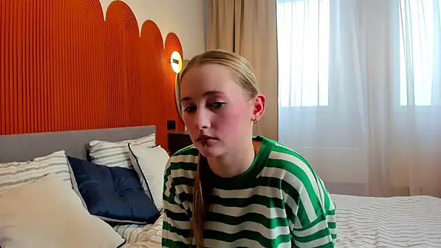 TraceeRebollar online show from February 2026 01:00:02 PM