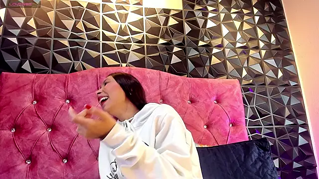 angeldreams15  online show from April 2026 09:38:01 PM