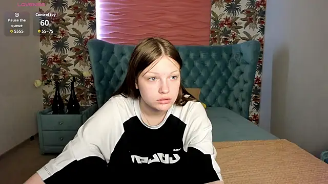 Snapshot of LauraBev chatting on April 2026 05:49:02 AM LauraBev online show from April 2026 05:49:02 AM