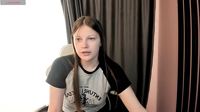 Snapshot of LauraBev chatting on May 2026 05:24:01 AM LauraBev online show from May 2026 05:24:01 AM