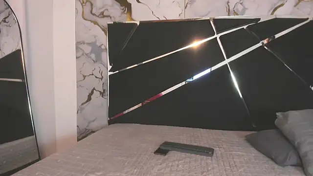 Couple In Heat online show from April 2026 09:05:01 PM