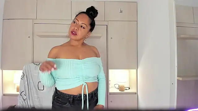 Snapshot of AllieBennet chatting on February 2026 07:35:01 PM AllieBennet online show from February 2026 07:35:01 PM