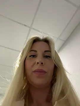 Snapshot of LisaMurr chatting on June 2026 02:08:01 PM LisaMurr online show from June 2026 02:08:01 PM