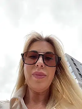Snapshot of LisaMurr chatting on June 2026 12:29:01 PM LisaMurr online show from June 2026 12:29:01 PM