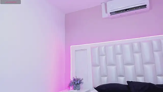 Liia Collins online show from April 2026 05:17:01 PM