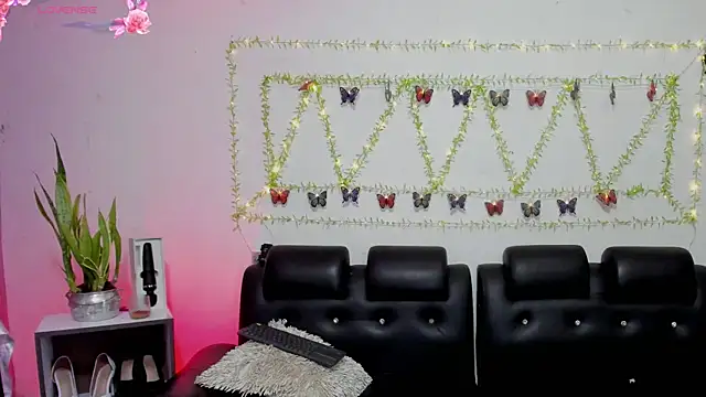 Snapshot of aria-voss chatting on April 2026 12:16:02 PM aria-voss online show from April 2026 12:16:02 PM