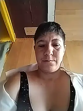 JuliaRobinson online show from May 2026 12:45:01 PM