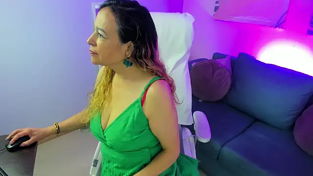 Snapshot of Ivonne_4 chatting on April 2026 01:14:02 PM Ivonne 4 online show from April 2026 01:14:02 PM