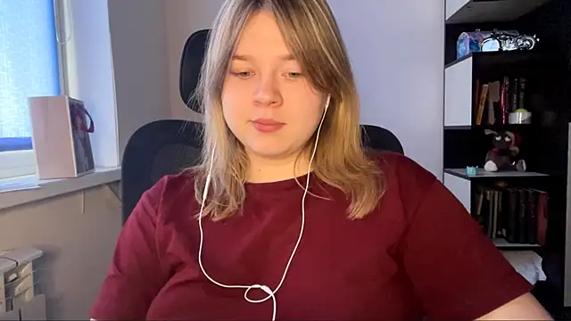 TomikoPfau online show from April 2026 11:13:02 AM