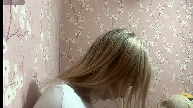 LiraDreamX online show from April 2026 05:54:02 PM