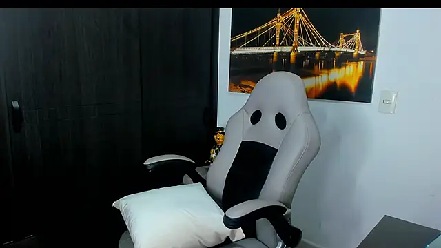 MEGAAN HILTONN online show from April 2026 11:13:02 PM