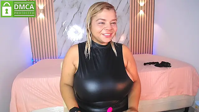 Snapshot of CasieBigtits chatting on May 2026 12:57:01 PM CasieBigtits online show from May 2026 12:57:01 PM
