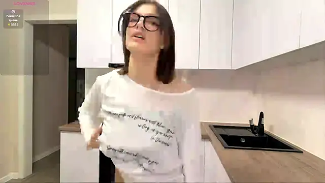 Carolini i online show from April 2026 06:02:01 PM