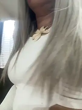 Nanda loiragostosa online show from April 2026 01:43:01 AM