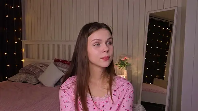 EarthaLevra online show from April 2026 06:16:01 PM