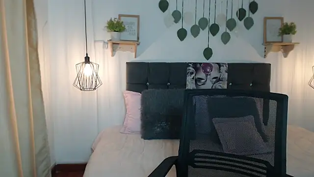 Emma hassani online show from April 2026 02:11:01 PM