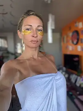 XoMonroe online show from April 2026 01:27:02 PM