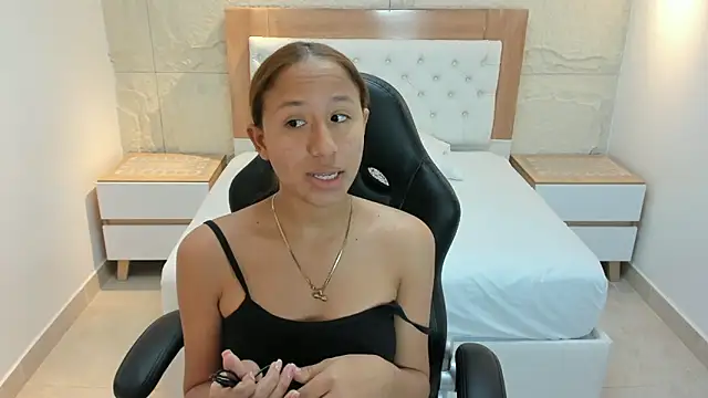 LESLYSIMPSON online show from April 2026 07:18:01 PM