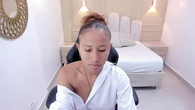 LESLYSIMPSON online show from June 2026 07:34:02 PM