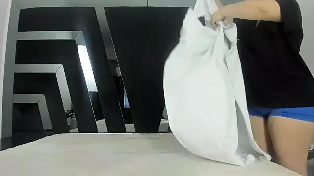 Nikol Lopez  online show from April 2026 11:05:01 AM