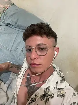 Snapshot of erickmoor2526 chatting on February 2026 01:43:01 PM erickmoor2526 online show from February 2026 01:43:01 PM