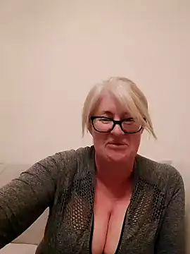 FlirtyFleur-x online show from April 2026 07:47:01 PM