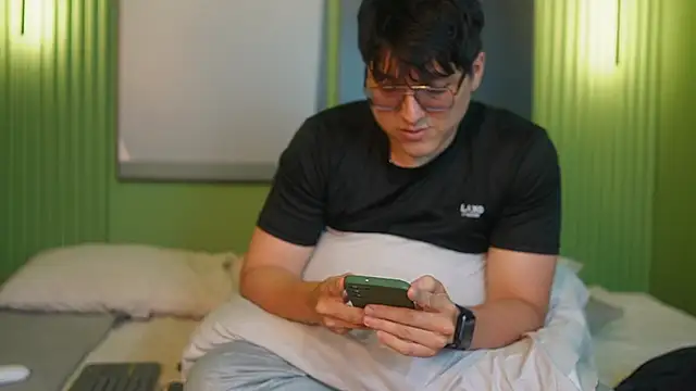 Mia and Belmonth online show from April 2026 06:53:02 PM